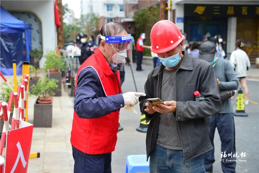 暖！核酸检测现场，市民就地报名当志愿者！