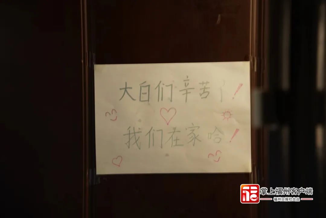 “内有红码人员”，福州志愿者上门核酸，发现门口贴着一张纸……