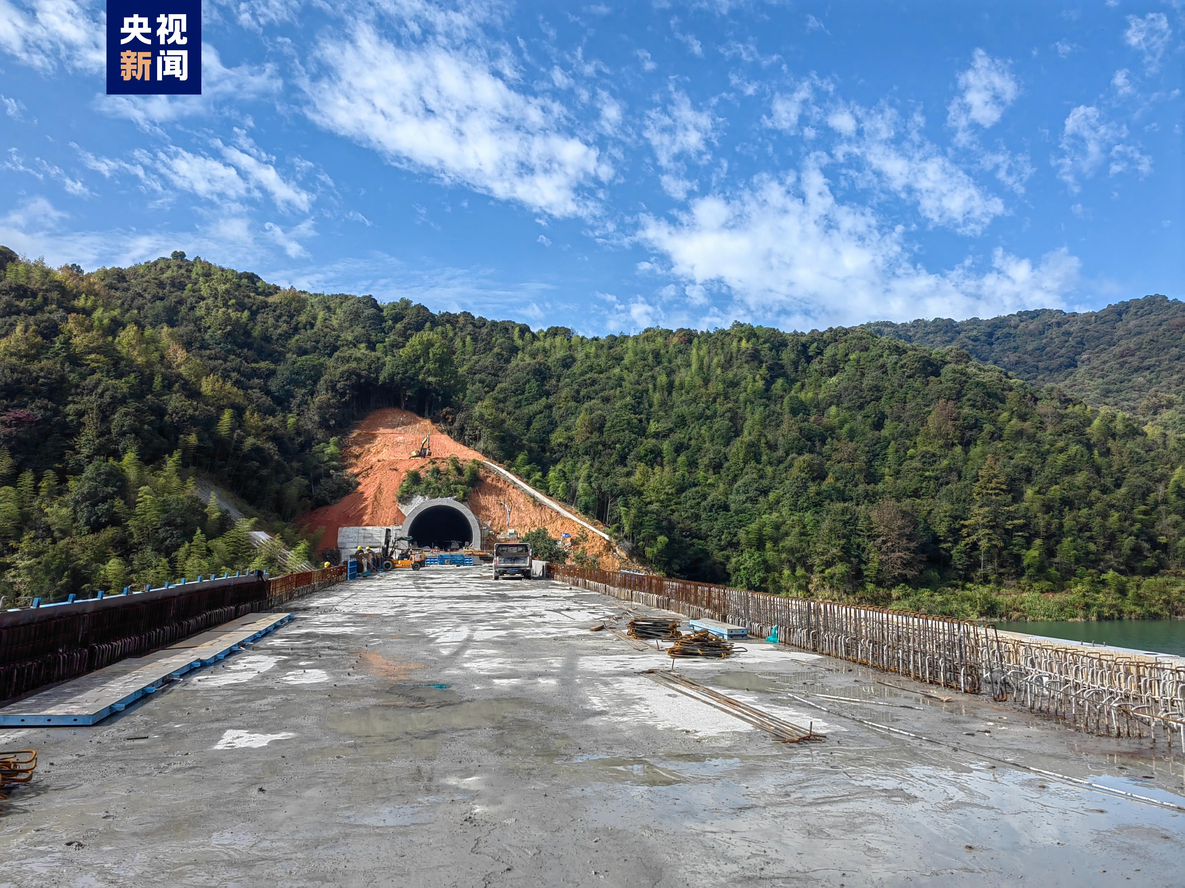 龙龙铁路福建段最长隧道贯通