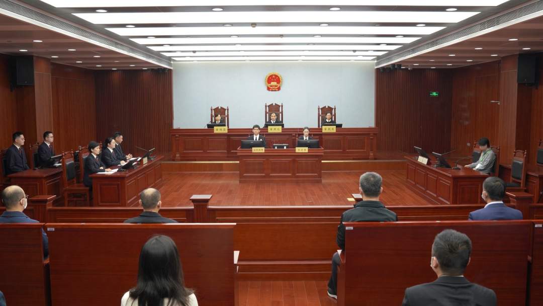 “红通人员”冯卫华贪污、受贿、挪用公款案一审开庭
