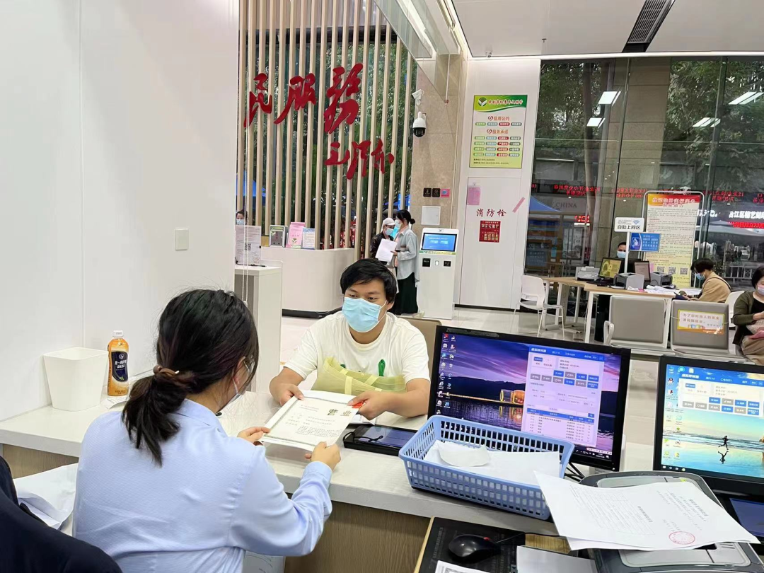 台江办理全市首张个体工商户经营权变更登记营业执照