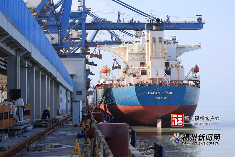 连江“亿吨大港”实现2艘30万吨货船泊位停靠
