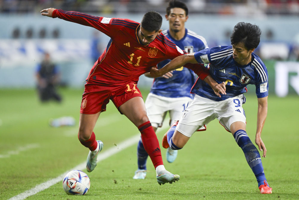 日本队2:1惊天逆转西班牙队 两队携手晋级16强