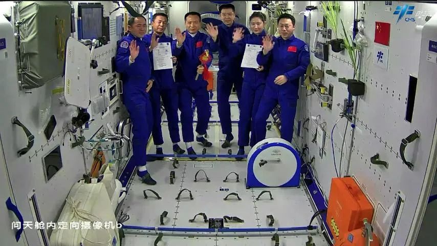 中国航天员乘组完成首次在轨交接 神十四乘组将于12月4日返回东风着陆场