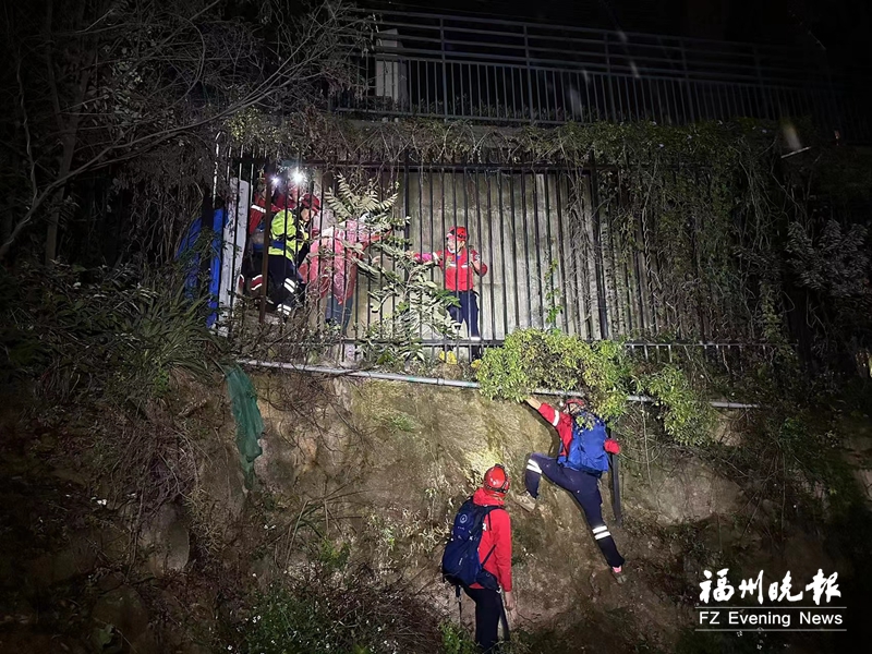 5人登山被困 “深山飞虎队”雨夜搜救