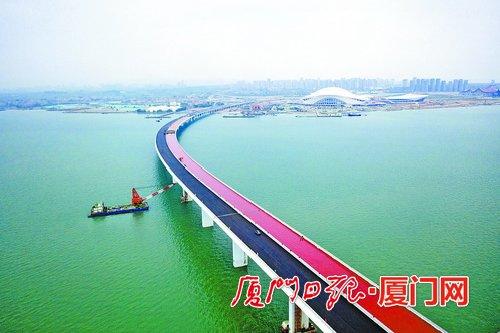 厦门翔安大桥主桥路面铺装月底完成 预计明年春节前通车