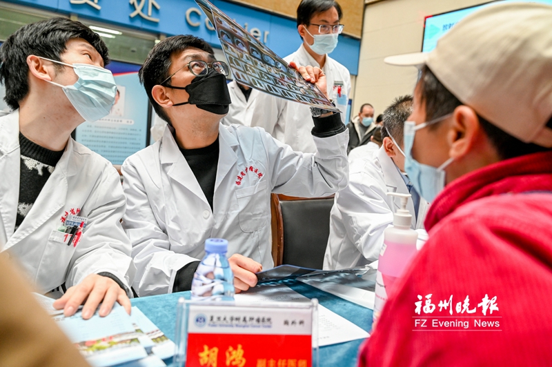 上海专家来“家门口”坐诊 晚期肠癌患者重新点燃希望