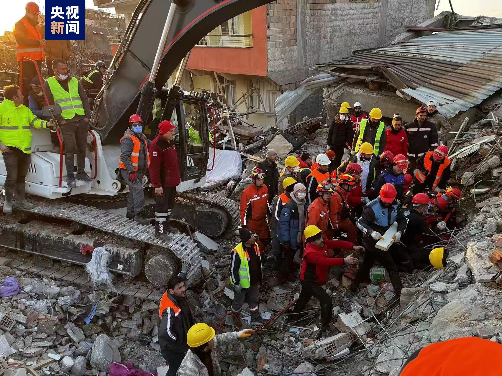 期待奇迹！中国救援队在建筑废墟中发现生命迹象
