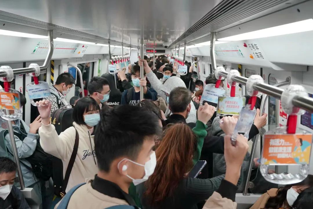 狂飙福州地铁客流抵近80万破历史纪录