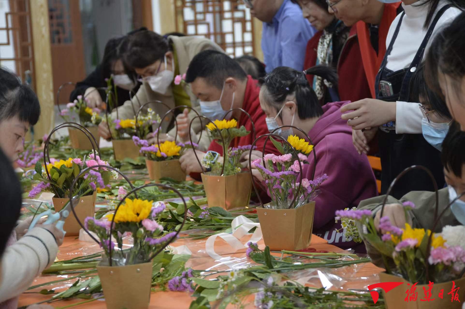 福州公益组织为心智障碍家庭举办妇女节花艺沙龙