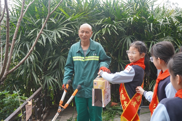 国科大福建学院附小学雷锋行动 倡导文明出游新风