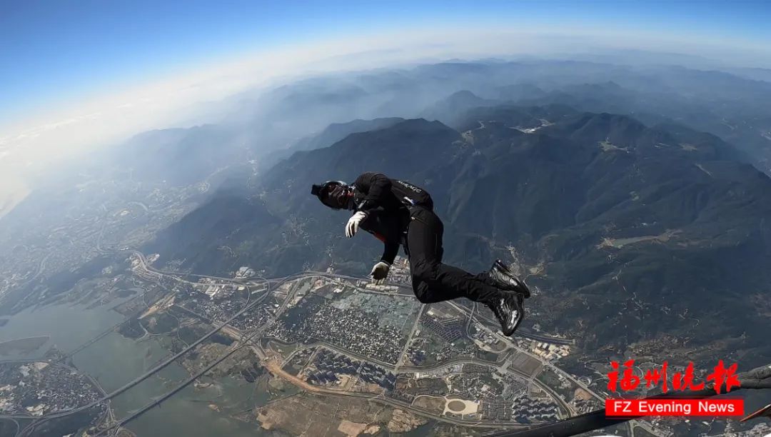 福州美女记者4000米高空跳下！太刺激了