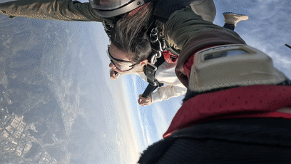 福州美女记者4000米高空跳下！太刺激了