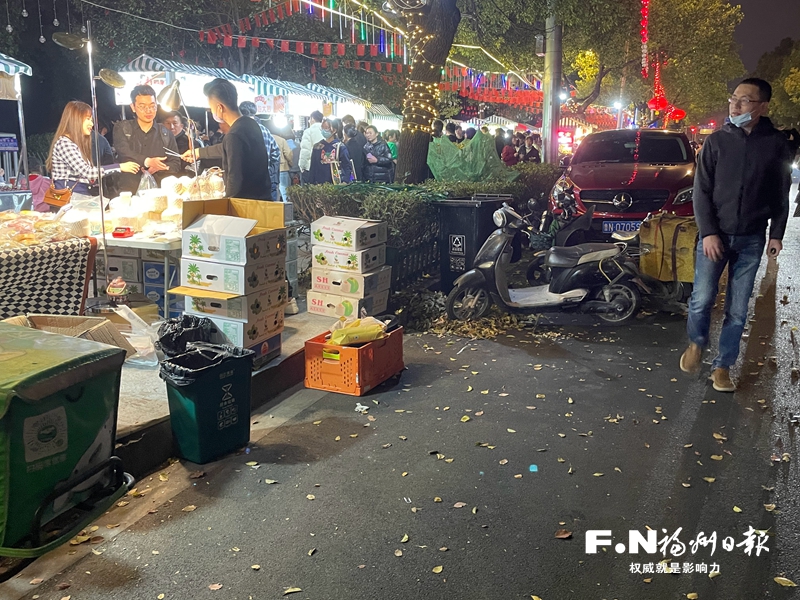 记者探访福州部分网红夜市 发现垃圾乱丢、车辆占道等乱象