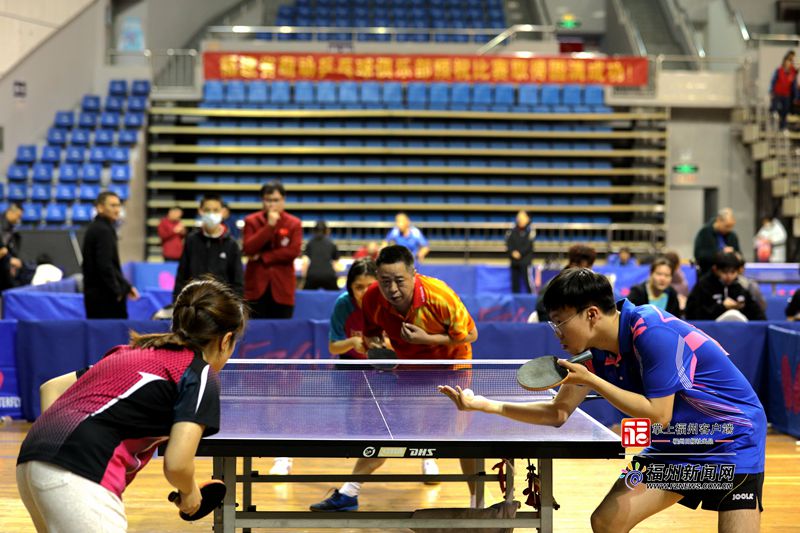 蔡振华为福州市全民健身运动会乒乓球团体赛颁奖