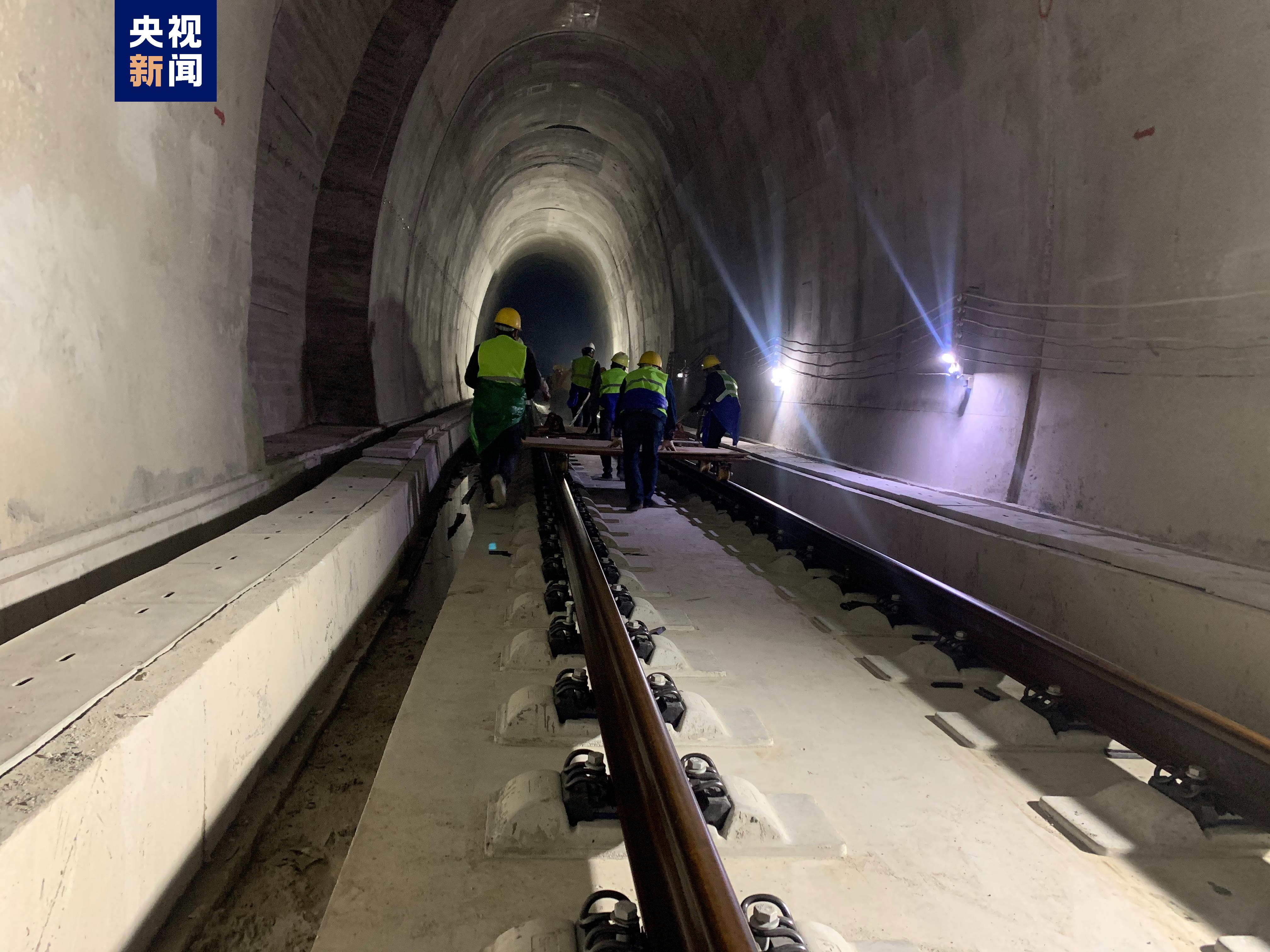龙龙高铁开始铺轨 福建段预计今年底具备开通运营条件