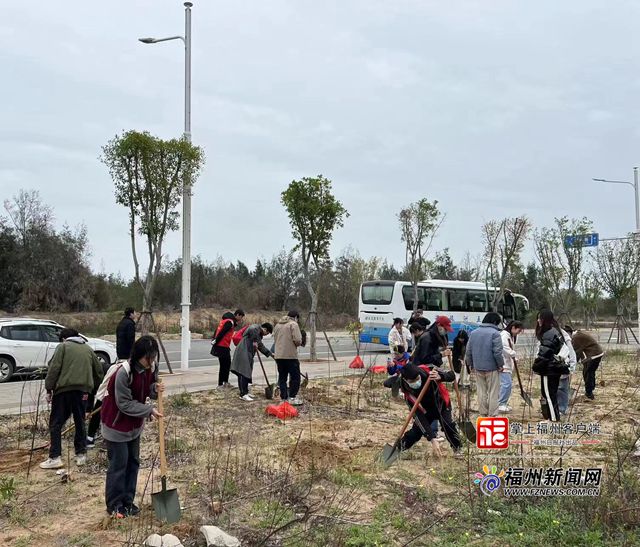 闽都文化研究院志愿者走进文武砂街道开展义务植树活动