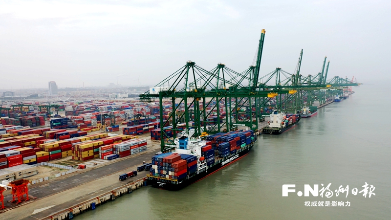 江阴港区首台远控岸桥试运行 高自动化完成集装箱船舶智能装卸