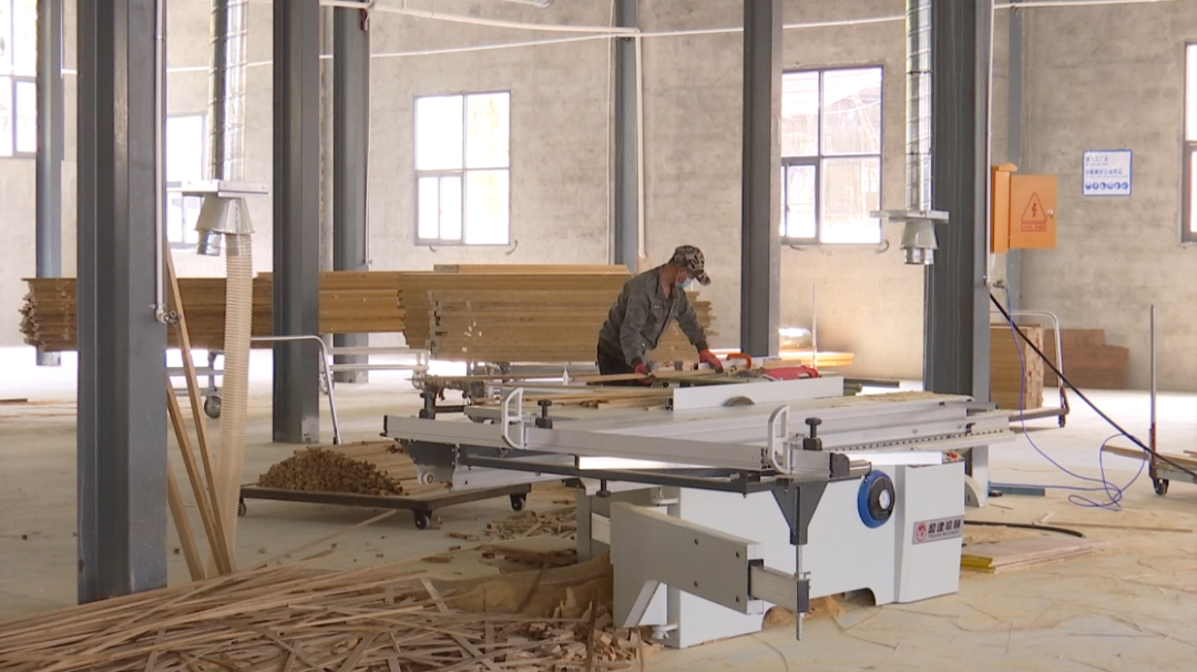 西兰乡亨嘉竹木制品精深加工项目进入试生产阶段