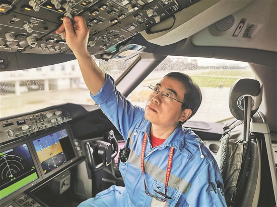 停机坪上的“全科医生”丁金亮：20年为飞机“看诊”