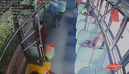 福州街头，一公交车司机突然跑下车！乘客怒赞！