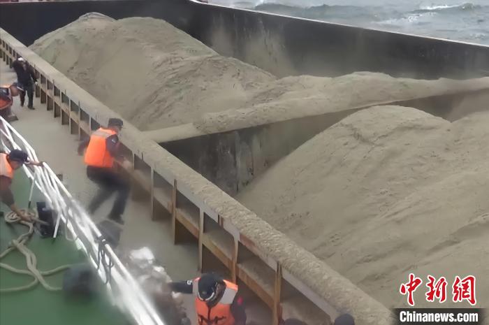 福州海警查获2起涉嫌非法采矿案 缴获海砂约9000吨