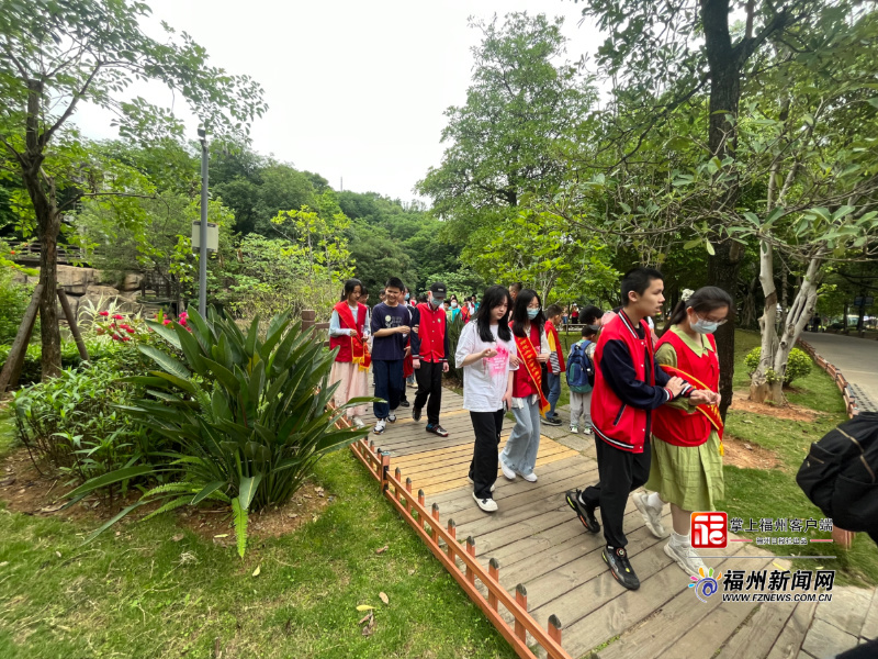 弘扬人道主义精神 鼓楼区五凤街道志愿者陪伴盲校学生参观动物园