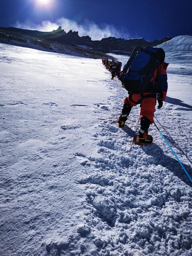 攀登珠峰遇难者队友：看到他倒下很难过！