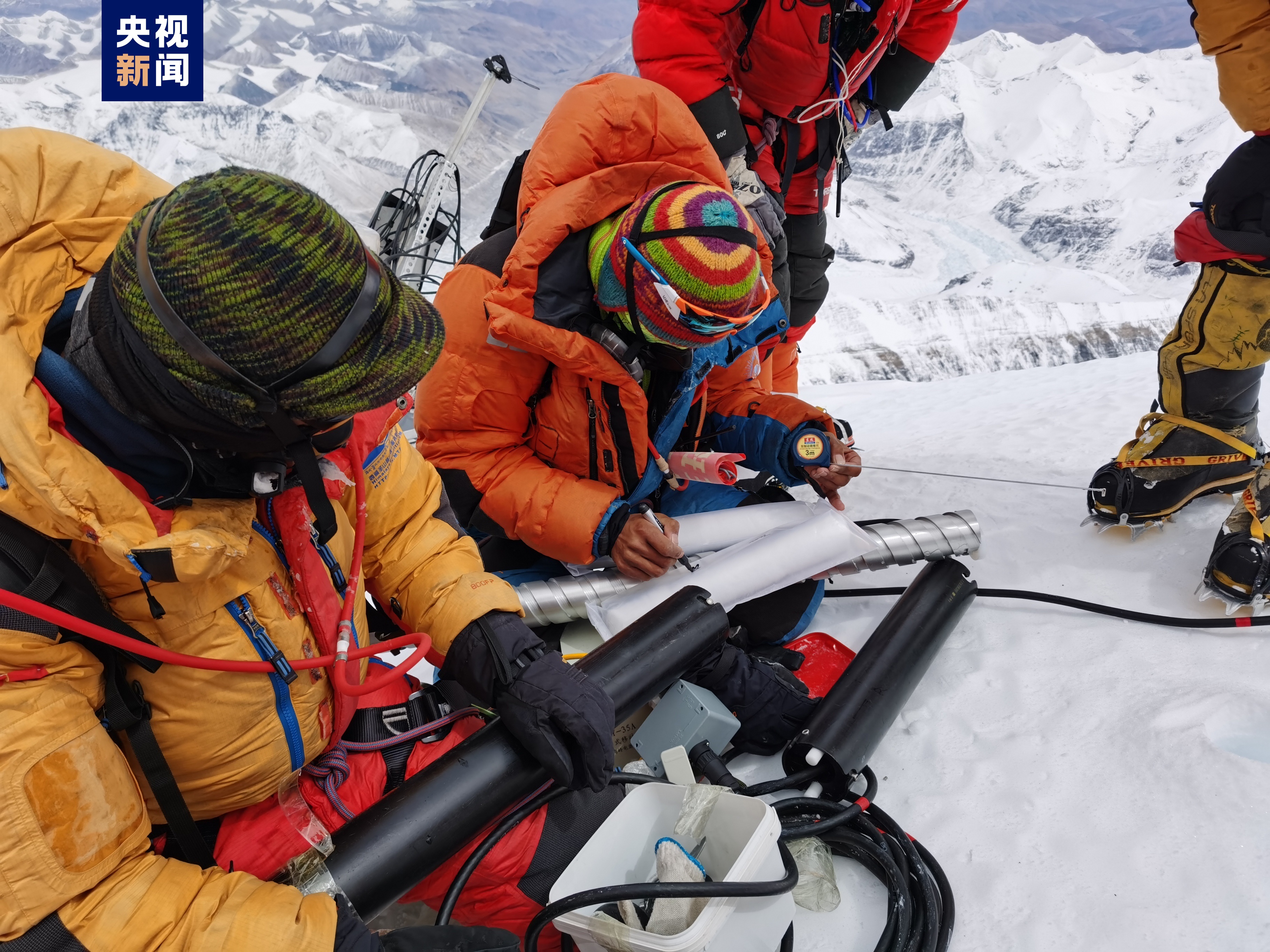 登顶科考队顺利回撤到6500米营地 峰顶采集雪冰样品顺利运抵大本营