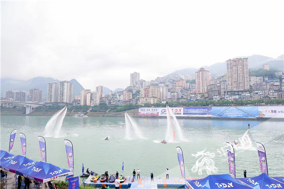 百家融媒重庆行｜欣赏水上运动 全国网媒记者在乌江体验“速度与激情”