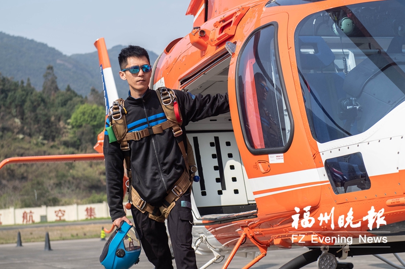 张思诚：跳下4000米高空是一种享受 13年跳伞近4500次