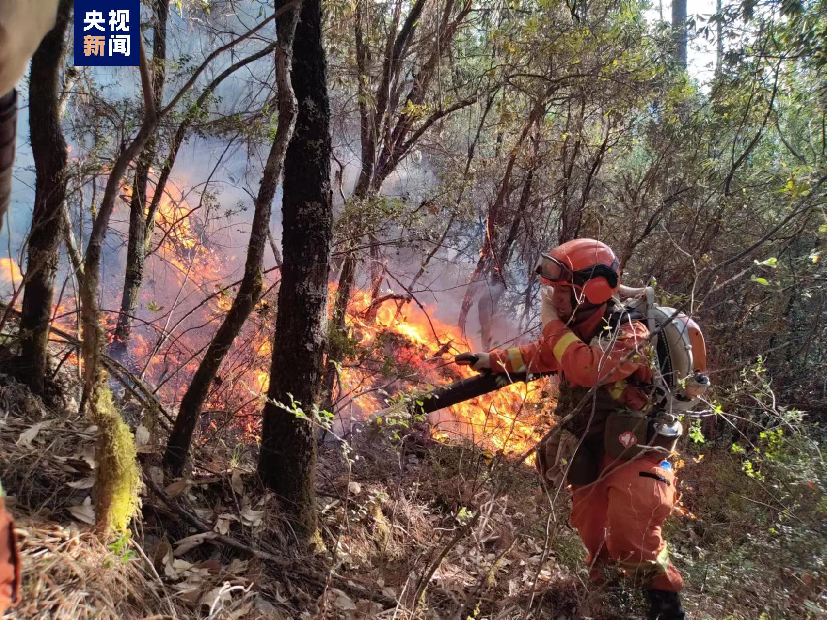 四川木里山火仍在扑救中 已投入1300人 5架灭火直升机参与扑救