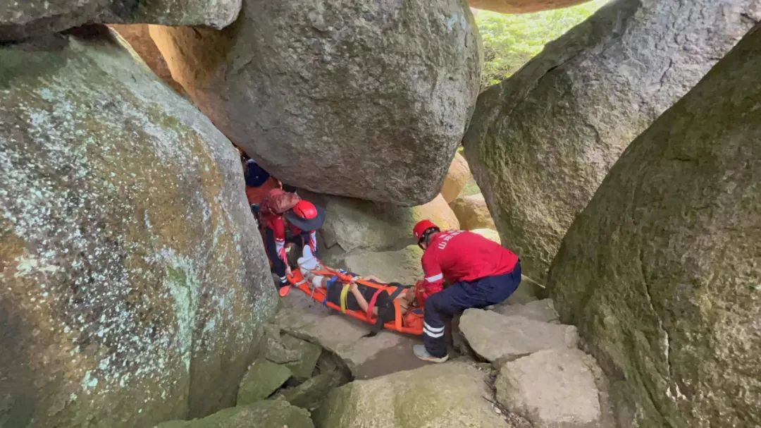 紧急救援！女游客岩壁跌落 被困巨石阵