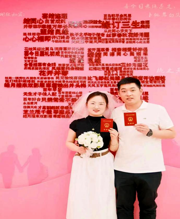 福建省婚姻登记“跨省通办”首日，25对新人办理登记
