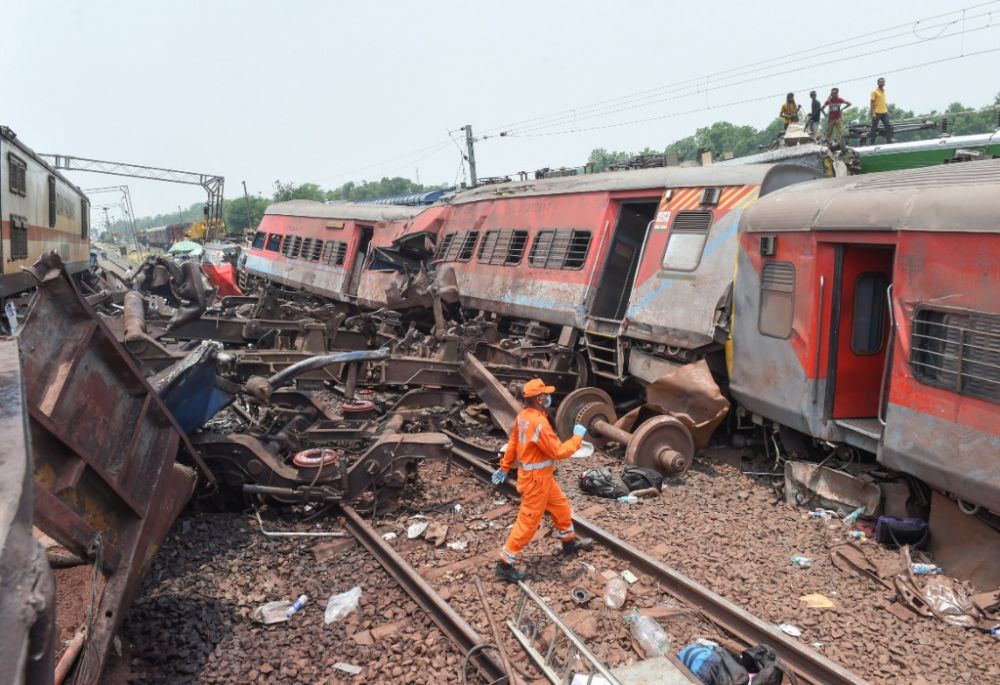 印列车脱轨或由铁路信号错误导致 莫迪抵事故现场视察