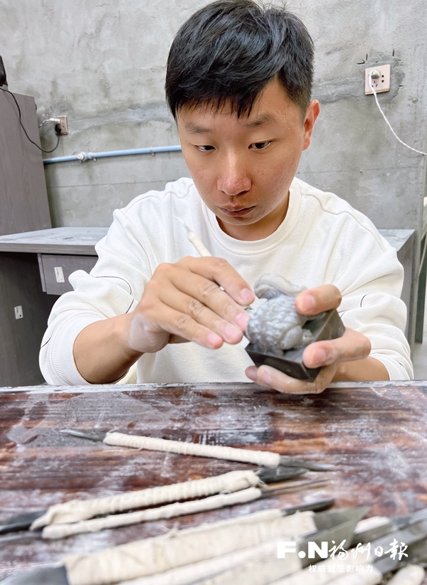 “90后”雕刻家陈智楠的艺术人生：方寸之间演绎刀尖技法