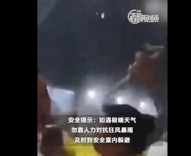 湖北宜昌突发狂风暴雨，大风掀翻户外大排档，多人被带飞坠下！