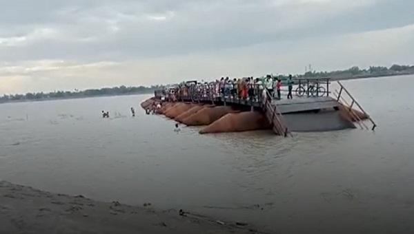 印度一座桥梁在大风中坍塌