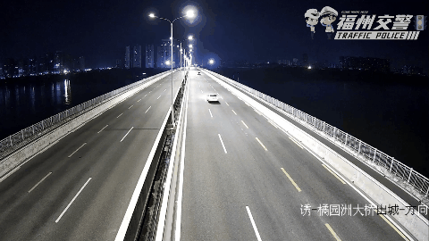 “显眼包”深夜驾车在过江大桥上“炸街” 全程监控曝光
