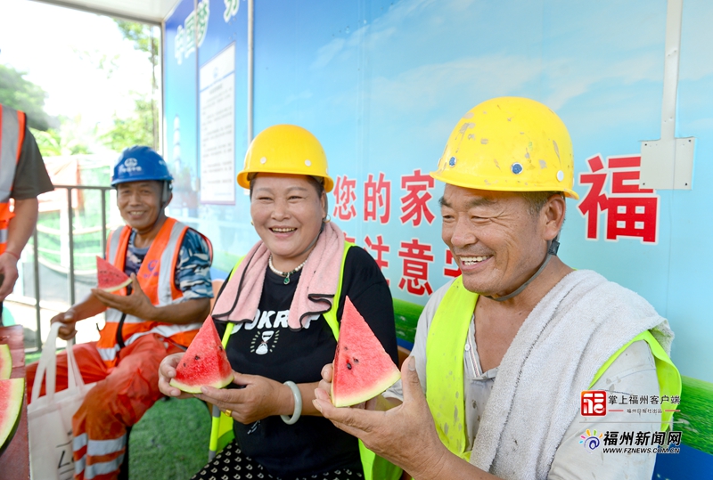 致敬劳动者！万瓶“爱心水”和百份礼包送到地铁建设一线