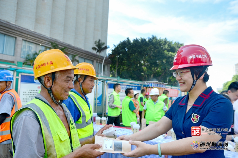 致敬劳动者！万瓶“爱心水”和百份礼包送到地铁建设一线