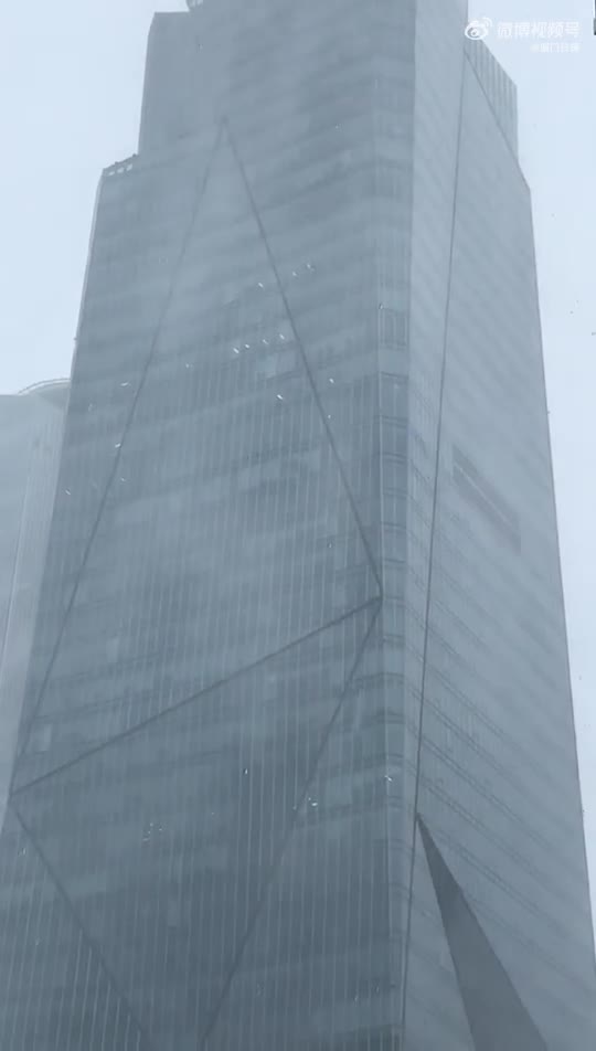 厦门暴雨似飞瀑倾斜而下