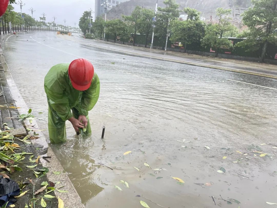 福州暴雨夜，他们的身影格外醒目！