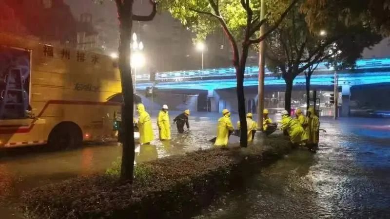 福州暴雨夜，他们的身影格外醒目！