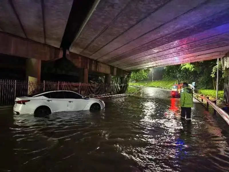 福州暴雨夜，他们的身影格外醒目！