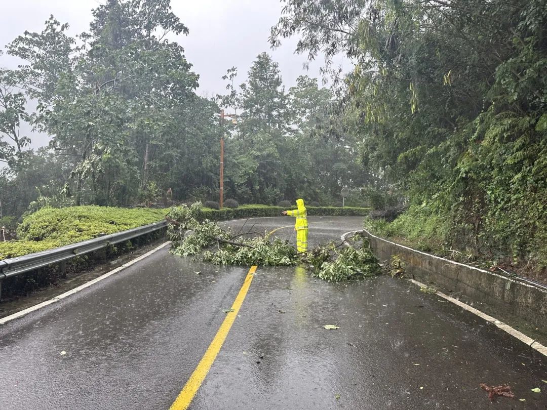 福州暴雨夜，他们的身影格外醒目！