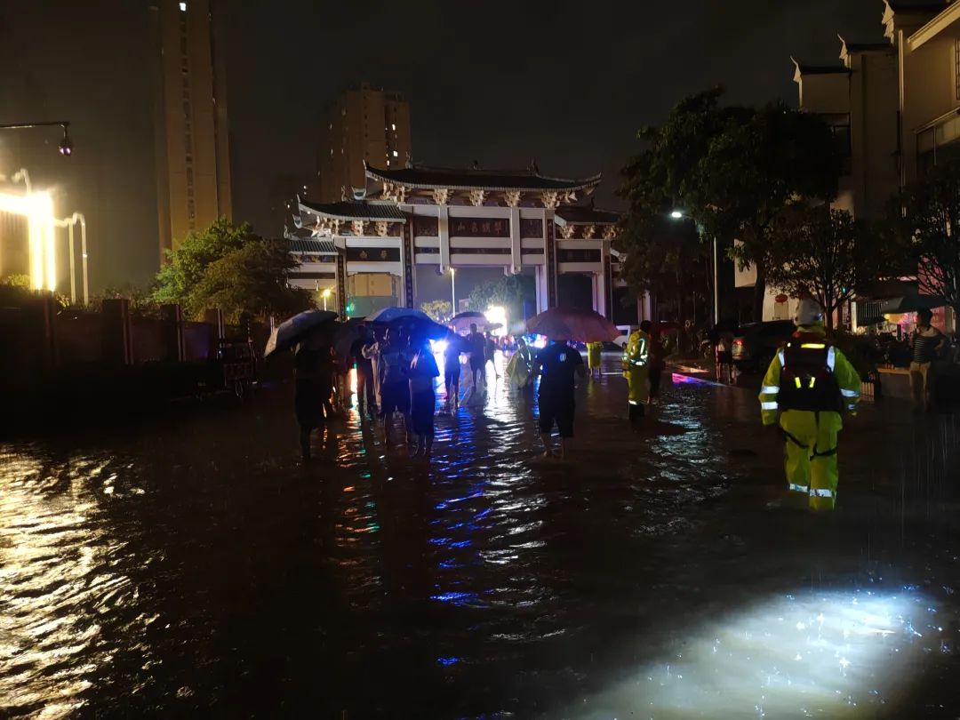 福州暴雨夜，他们的身影格外醒目！