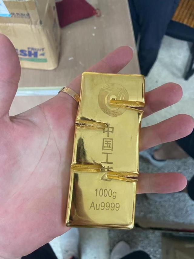 男子把买房送的1000克黄金卖了45万元
