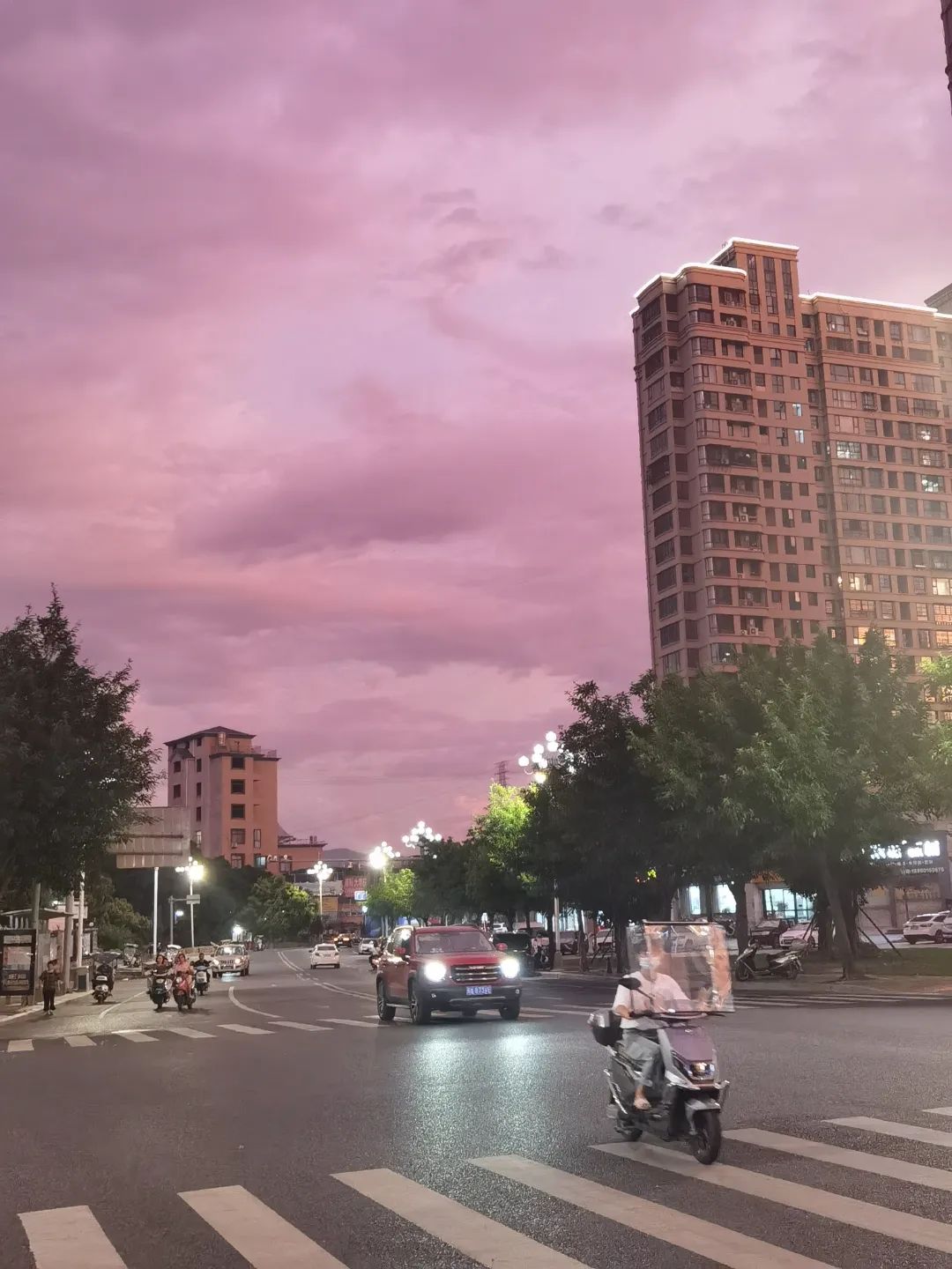 粉了！粉了！福州天空出现紫红色霞光