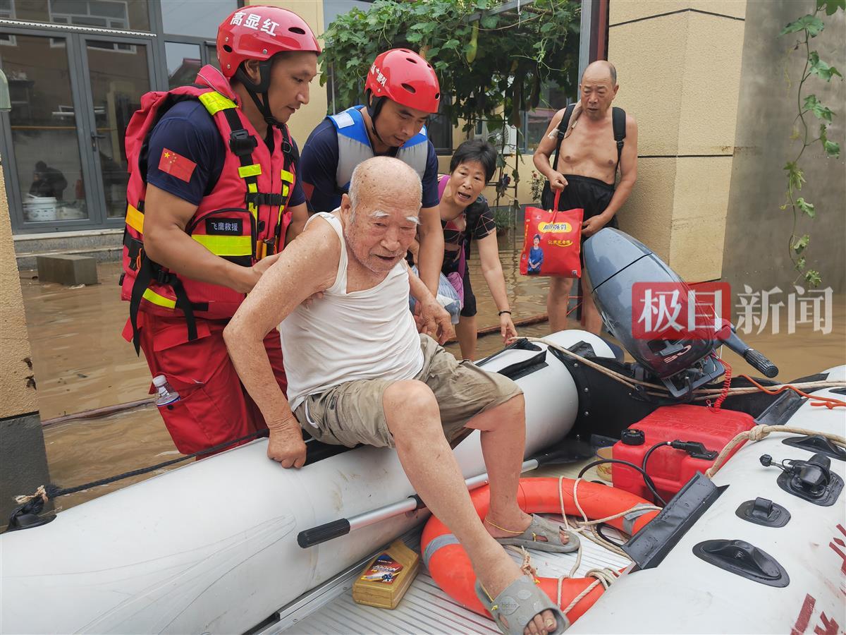 直击涿州洪灾孤岛刁窝村：民房门窗变形无法关闭，部分区域小马力救援艇难以靠近